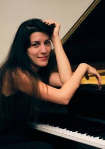 Louise AKILI - piano